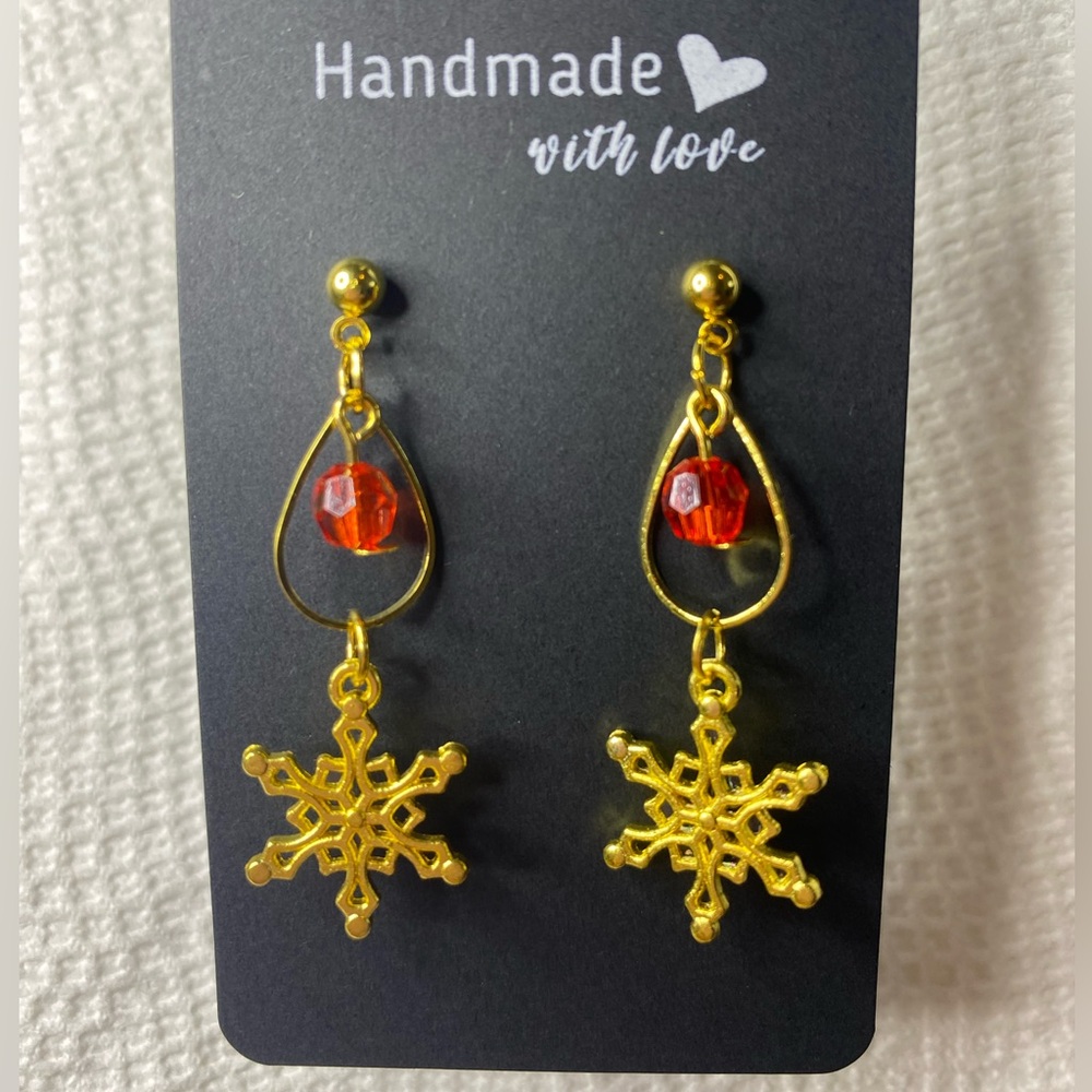 🎅🏻2/$40🎅🏻 Handmade Gold and Red Snowflake Earrings